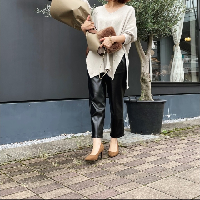 ZARAのフェイクレザーパンツにベージュのトップスでゆるっとコーデ