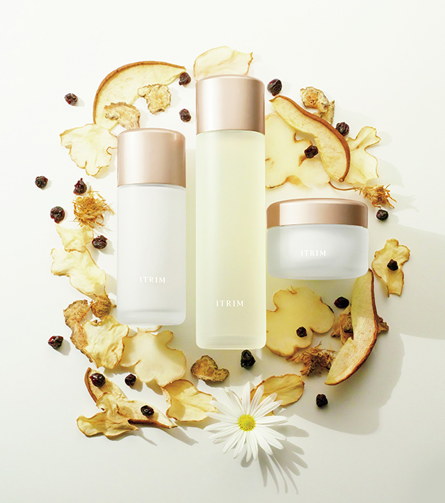 ITRIM エレメンタリー スキンクリーム(クリーム) 35g ¥38,000、ITRIM エレメンタリー スキンローション(化粧水) 125㎖ ¥18,000、ITRIM エレメンタリー スキンエマルジョン(乳液)75㎖ ¥20,000