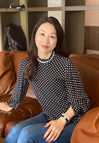 ZARAのブラウスにH&Mのジーンズ