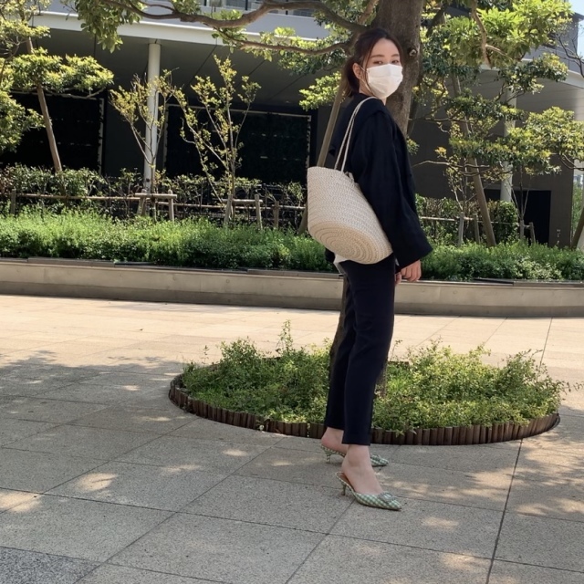 ■黒のノーカラージャケット×黒パンツ×白レザーバッグのモノトーンコーデ