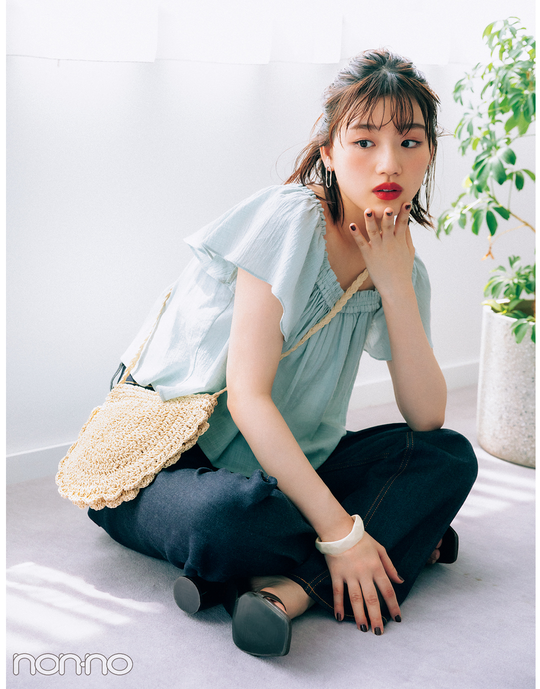 佐々木美玲の『dazzlin(ダズリン)ナチュラル素材ポシェット』モデルカット