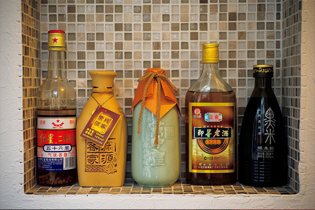 お酒が 大好きという江崎シェフが選んだ珍し い紹興酒や白酒がそろう