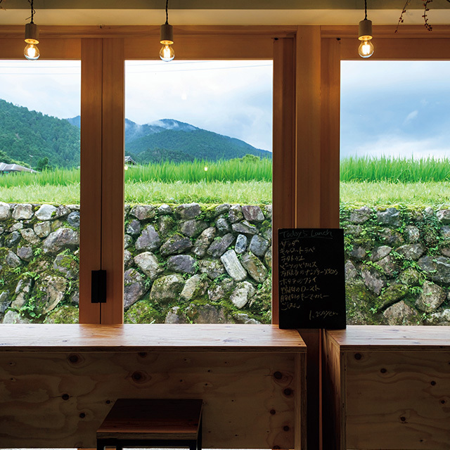 一面ガラス張りでどの席からも里山の景色を楽しめる。