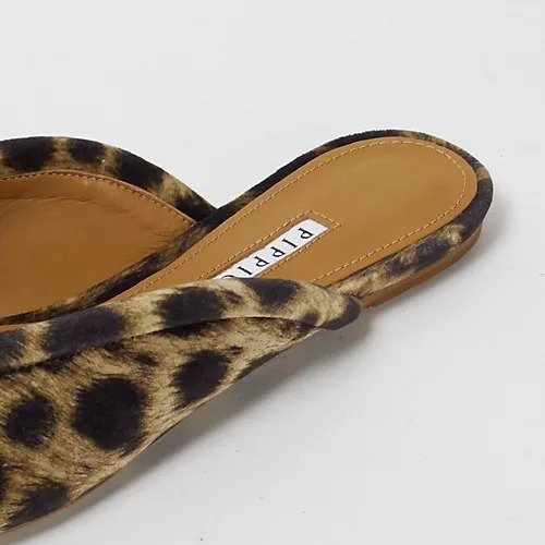 合わせるだけで手持ち服をアップデートしてくれるのはこの2タイプ 「グルカサンダル」vs.「ポインテッドフラット」_1_6