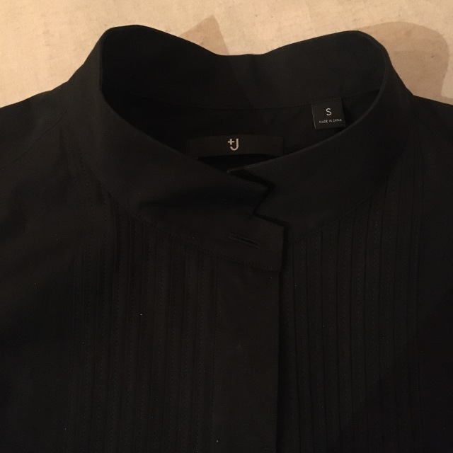 黒シャツ、前プリーツ