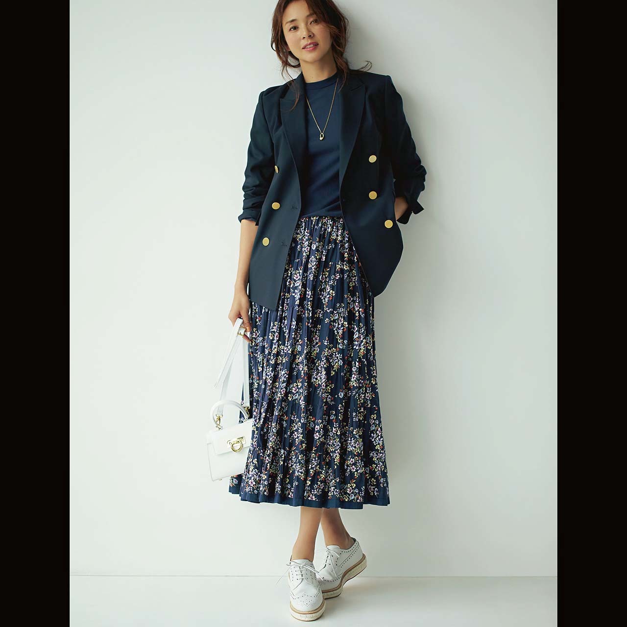 ジャケット×花柄スカートコーデを着たモデルのSHIHOさん