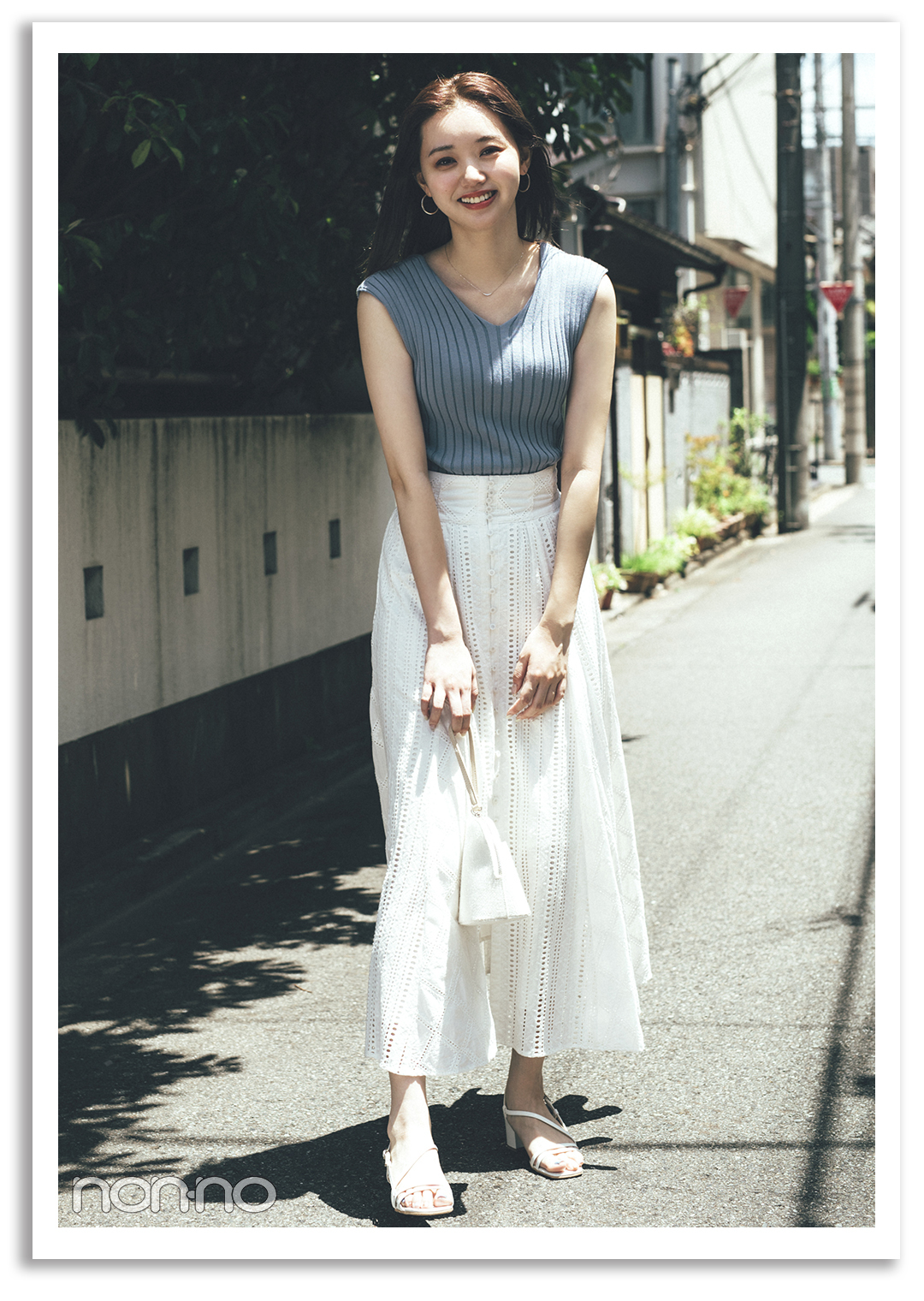 PATTERN4) 白ロンスカにはVネックの 水色ノースリですっきりシャープに♡ 江野沢愛美
