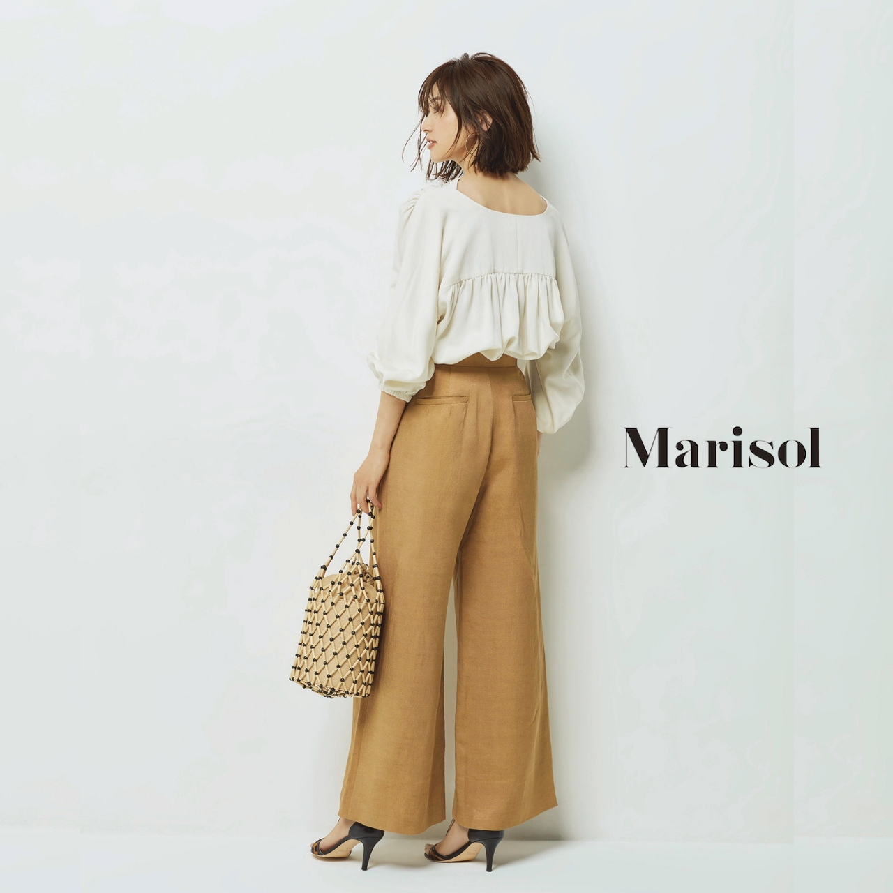 40代ファッション ボリュームブラウス×パンツコーデ