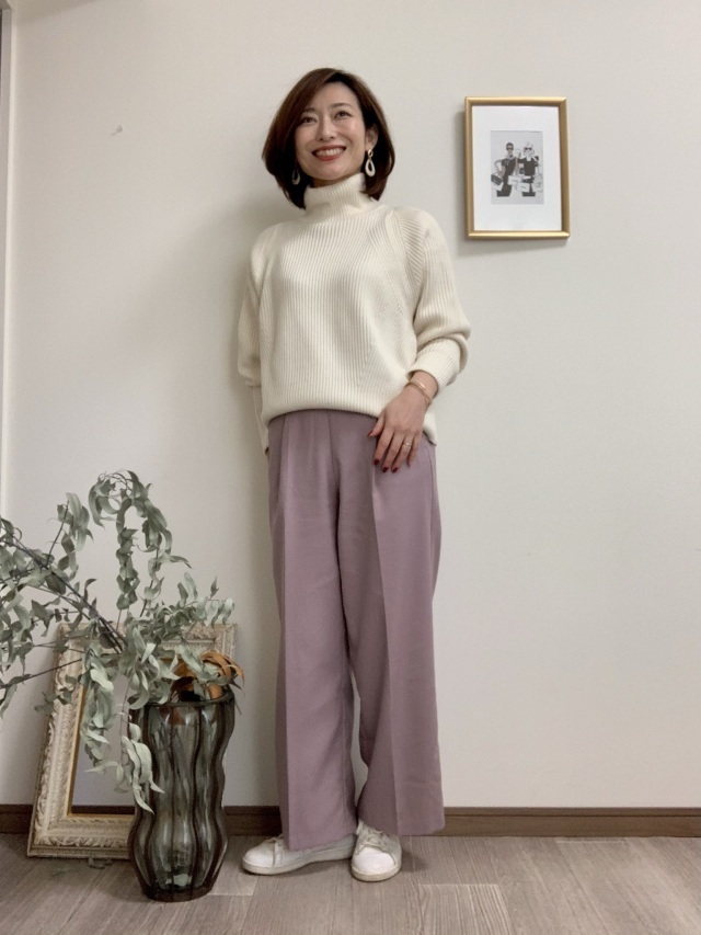 ラベンダーピンクの ワイドパンツで、リラックスコーデ