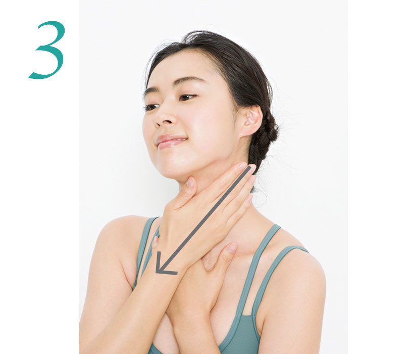 3.耳の下に反対側の手のひらを当て鎖骨に向かって走る筋肉(胸鎖乳突筋)に沿ってさすり下ろす。左右各3回。