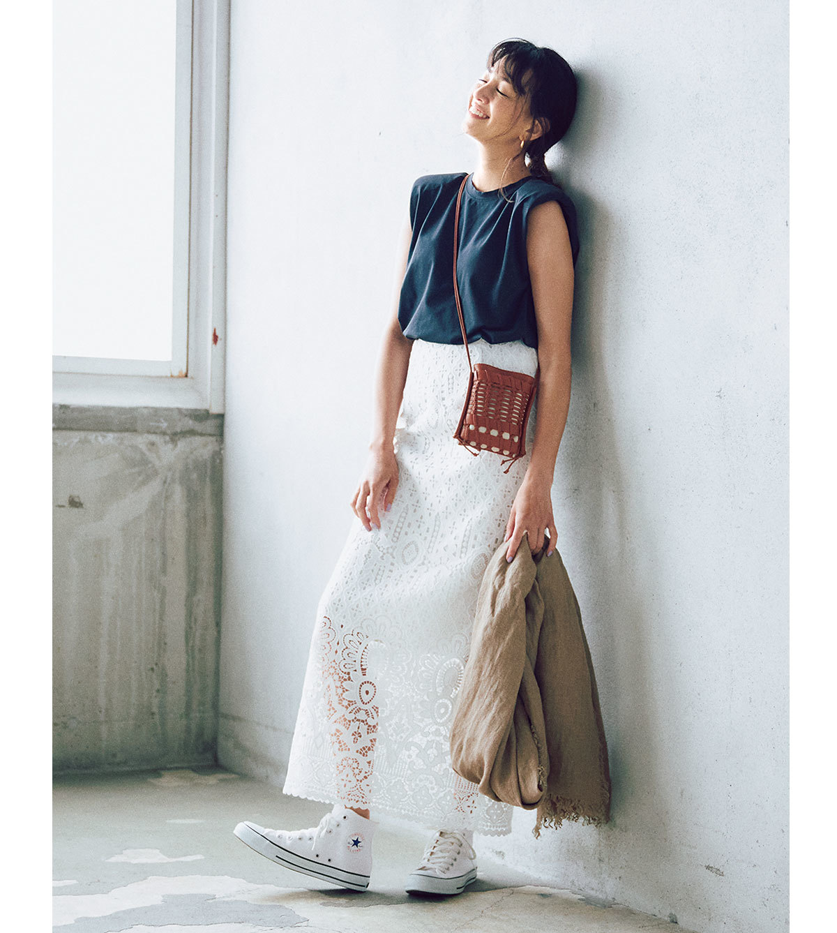 モデル/RINA カットソー¥19,800/ANAYI スカート¥39,600/アルアバイル(ルルウィルビー) ピアス¥47,300/ザ ストア バイシー 代官山店(ソフィー ブハイ) バッグ¥31,900/エスケーパーズオンライン(ヘリュー) ストール¥29,700/アイネックス(アソース メレ) 靴¥7,150/コンバースインフォメーションセンター(コンバース)