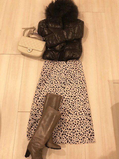 Jacket DUVETICA / Tops UNIQLO / Bag CHANEL / Boots FURUYA