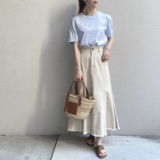 PATOU」のロゴTコーデ