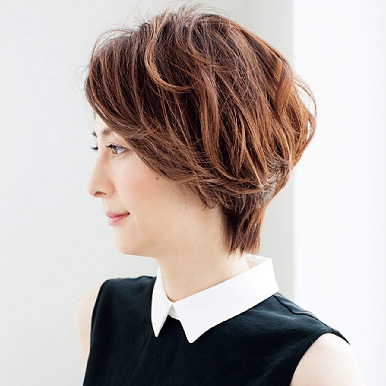 スタイルよく見えるひし形ショート。毛束感とカラーリング軽やかに【40代のショートヘア】_1_2
