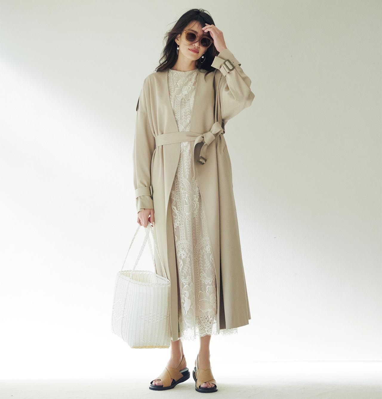 トレンチコート×レースワンピースこーでを着たモデルのRINAさん