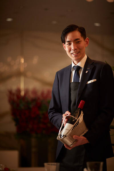 「九平次の日本酒とワインでユニークなペアリングコースに仕立てます」と近藤佑或。