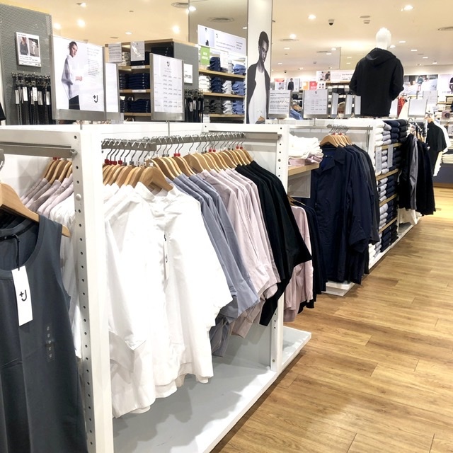 UNIQLO +J ジャカルタのディスプレイ シャツ