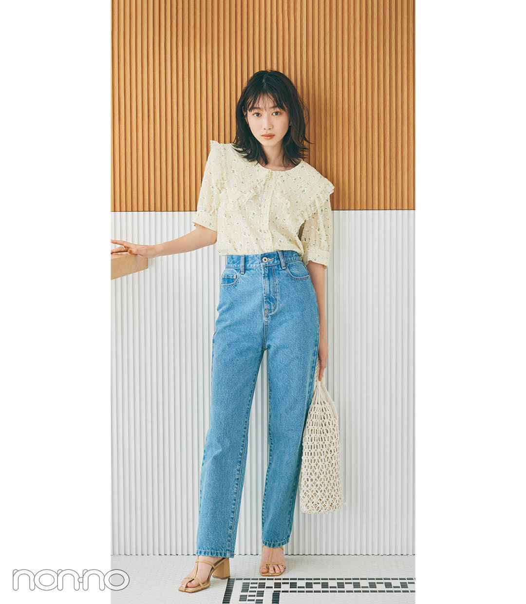 岡本夏美のデコブラウス×ハイウエストストレートデニムコーデ1