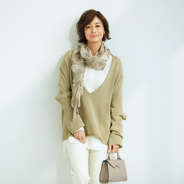 50代の春ベージュ クールな色みがかっこよさに直結 サンドベージュ Web Eclat 50代女性のためのファッション ビューティ ライフスタイル最新情報