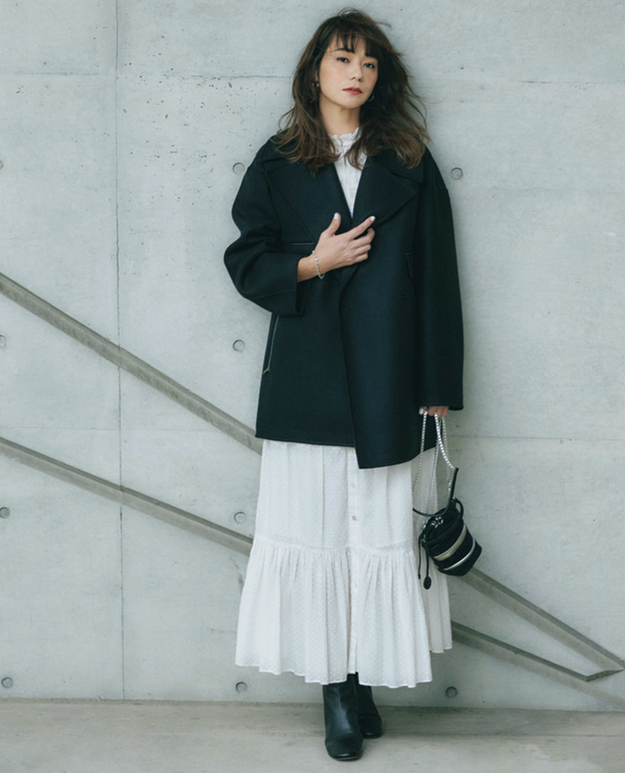 白ワンピース×黒ジャケットコーデ