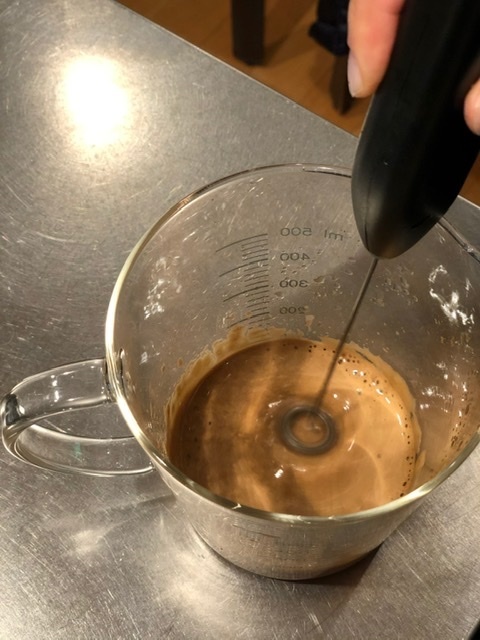 ダルゴナコーヒーをつくる
