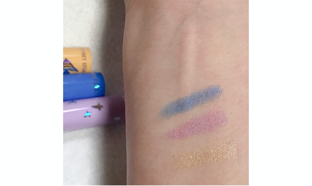 コフレドールらしいキラキラが詰まったみずみずしいスティックアイシャドウ