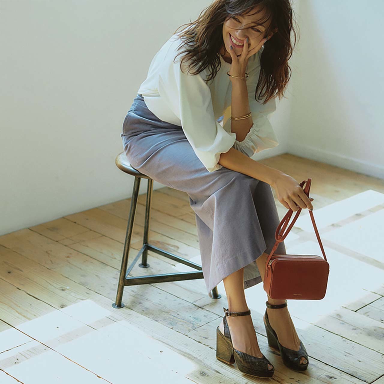シャツ×スカート×パイソン柄サンダルコーデを着たモデルのRINAさん