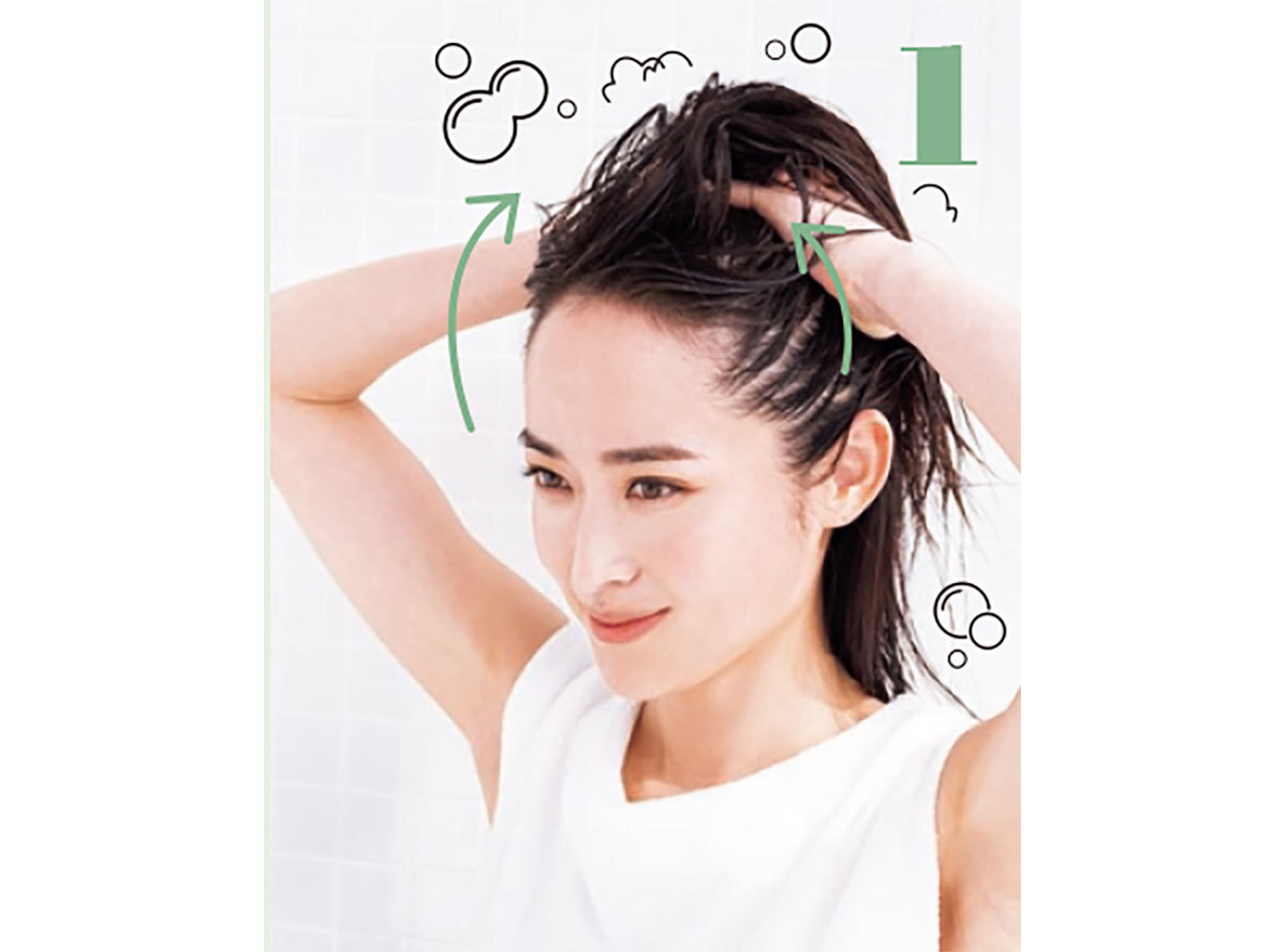 シャンプーをなじませ、両手のひらで左右から頭をはさみ、センターラインに向かって移動する