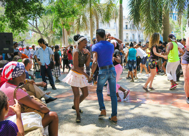 キューバ ハバナ市内でサルサを踊る男女(Shutterstock)