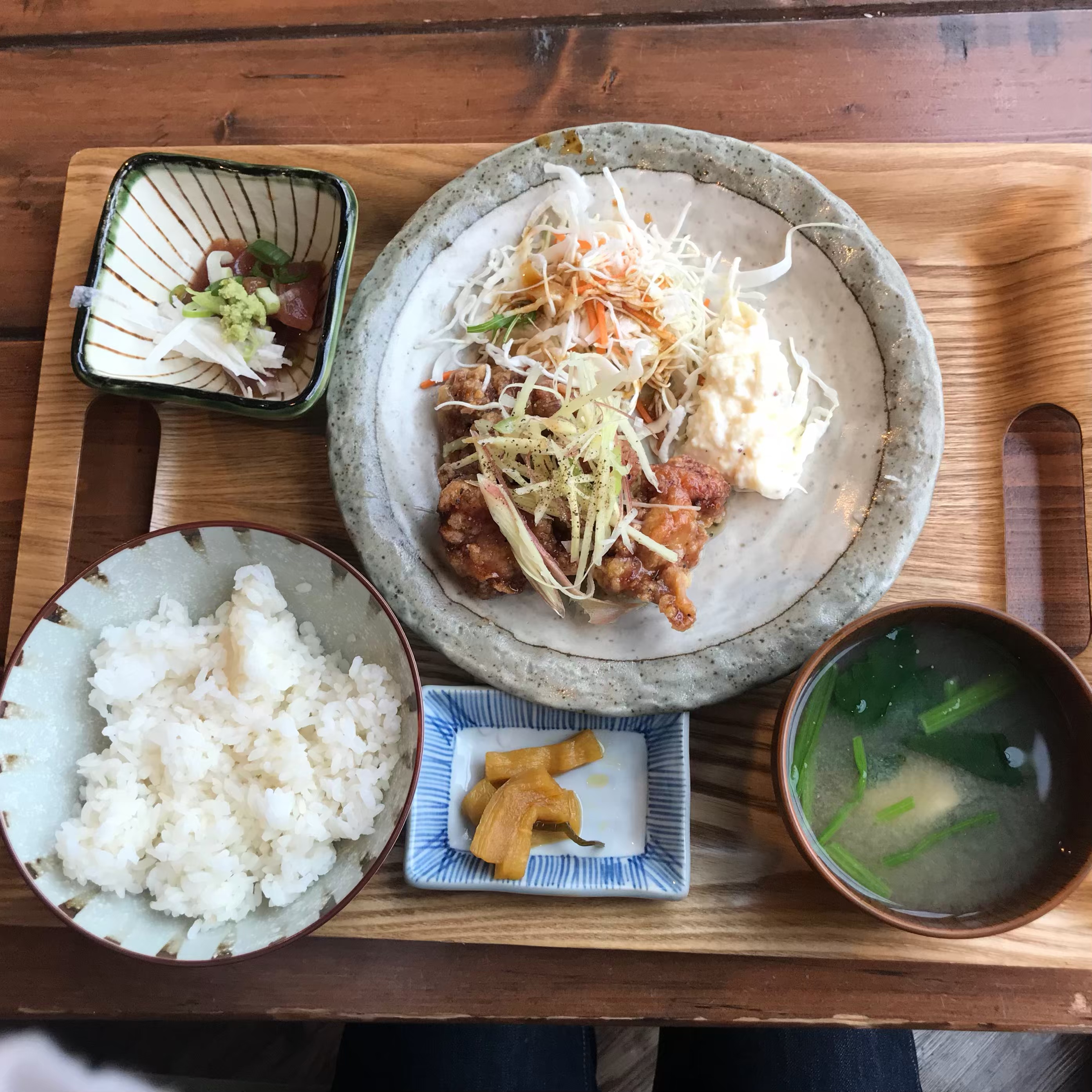塩ダレチキン ポテトサラダ 漬けマグロ、お漬物、味噌汁、ごはん