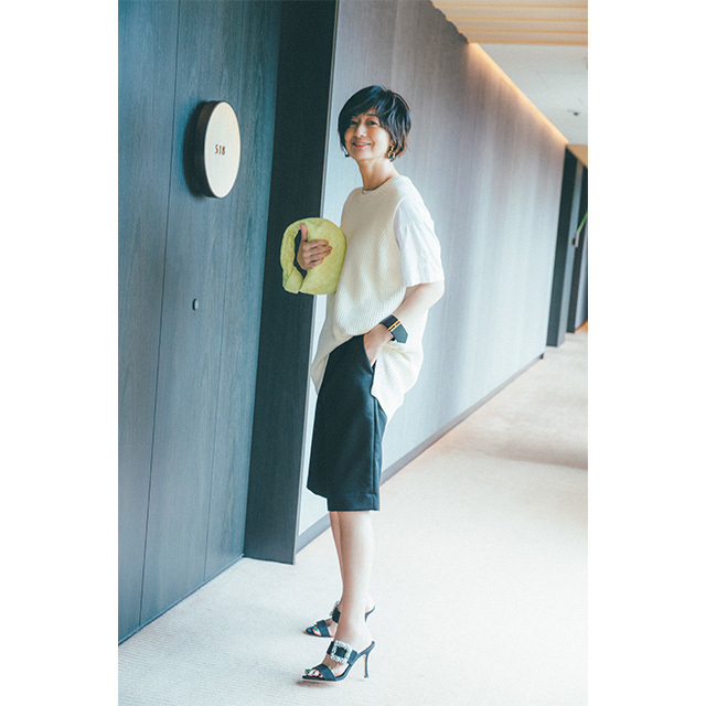 2年間のスニーカー生活に変化が!新たに手にしたのは「ビジューつきヒール靴」【富岡佳子 夏のプライベート・スタイル】