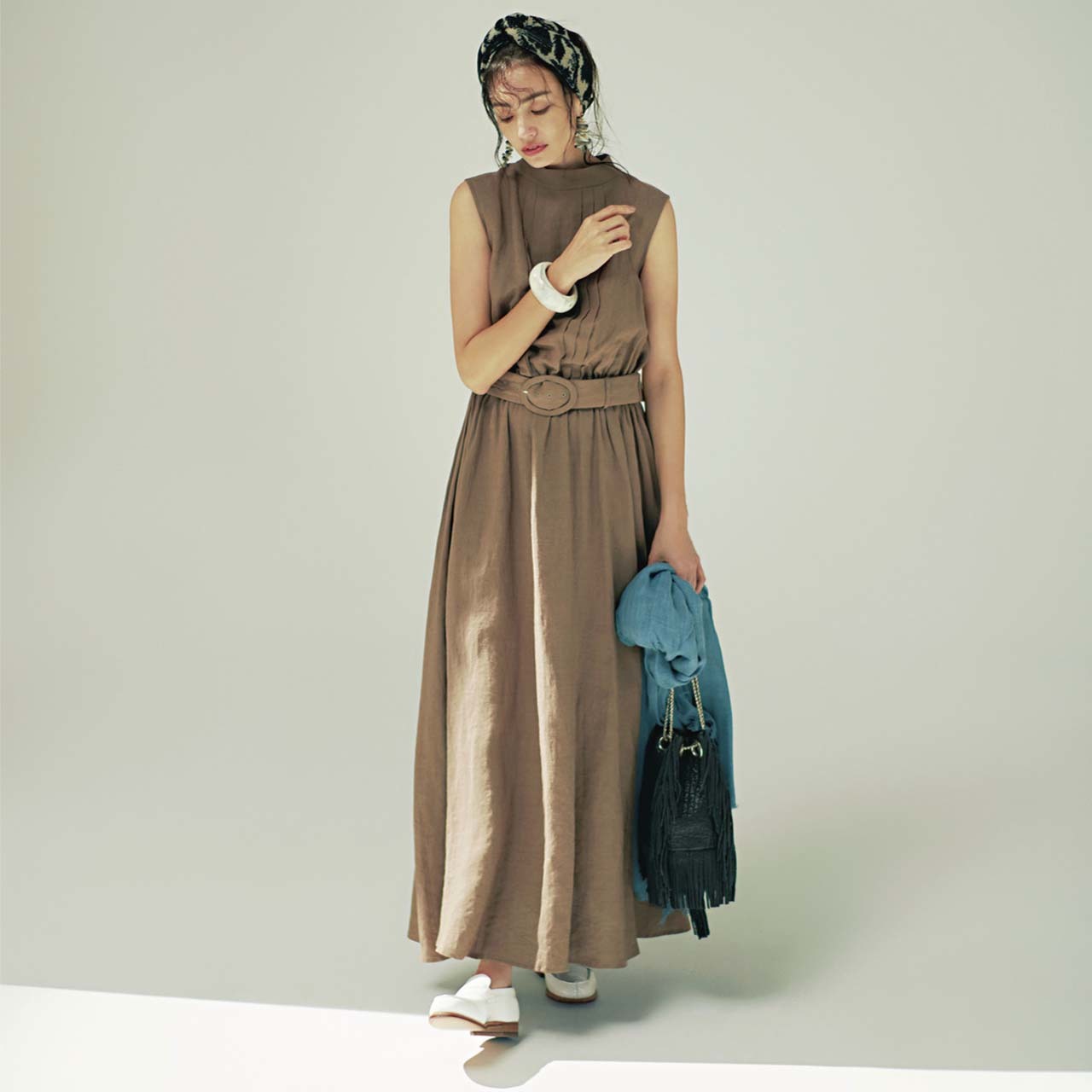 ベージュワンピース×白ローファー×黒バッグコーデを着たモデルのRINAさん
