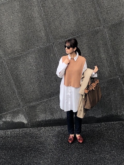 ZARAのロングシャツとニットベストのセットにデニムのコーデ