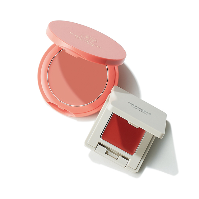 (右)ナチュラグラッセ タッチオンカラーズSPF17/PA++ 02C ¥3,200 /ネイチャーズウェイ (左)オンリーミネラル N by ONLY MINERALS ミネラル ソリッドチーク コンプリート 01 ¥3,200 /ヤーマン