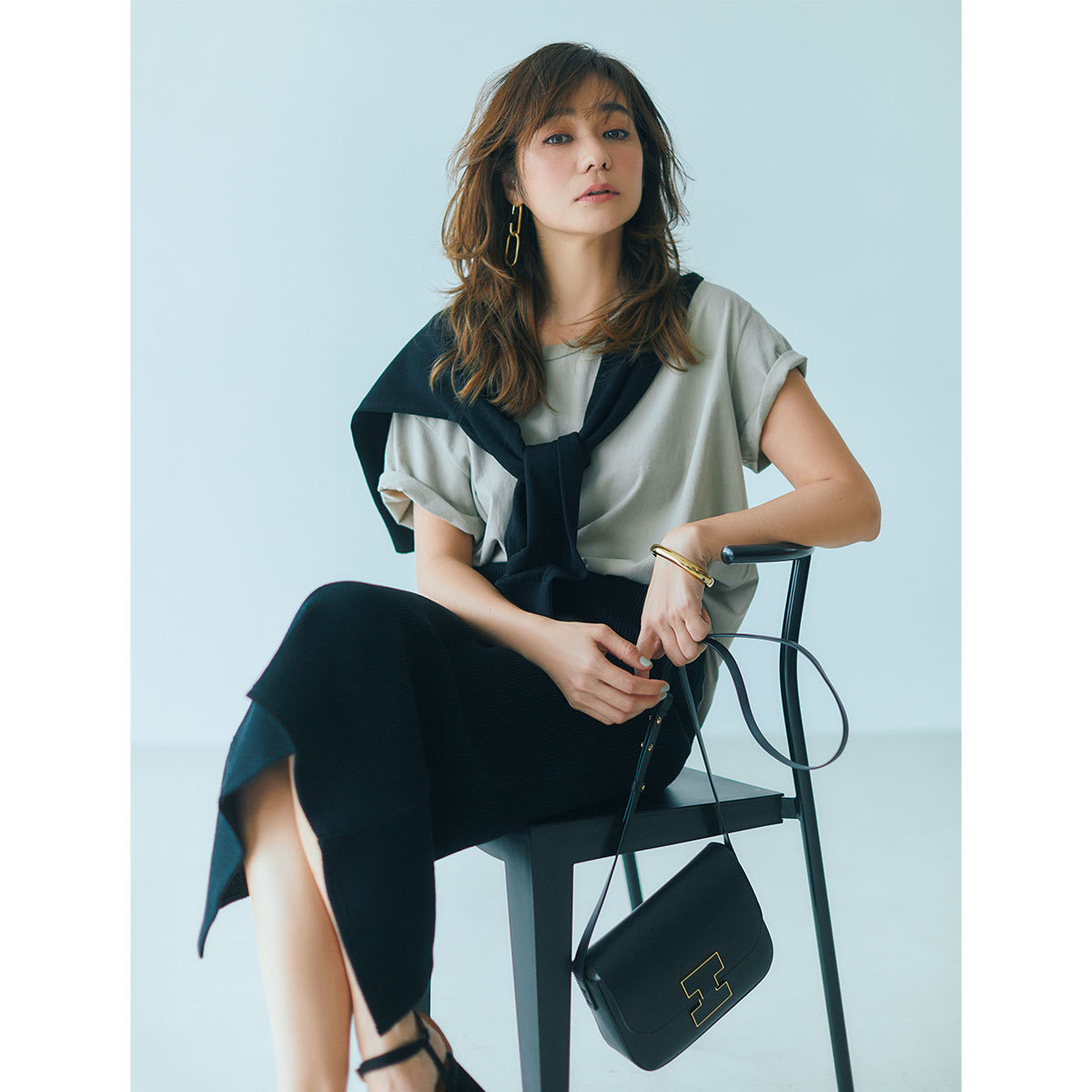 ■グレージュのTシャツ×肩がけニット×スカートコーデ