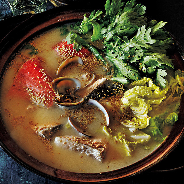 料理家 冷水希三子さんの酒粕魚介鍋レシピ
