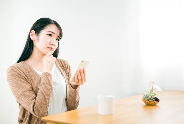 50代のもの忘れは認知症の始まりか悩む女性