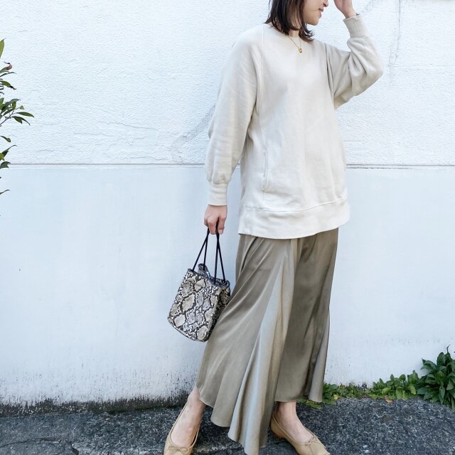 スウェット×ツヤスカート