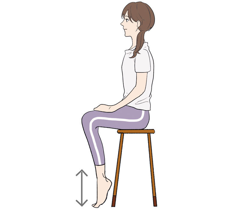 椅子に座り、両足のかかとをゆっくり上げ下ろしする。立って行ってもOK。1時間ごとに10回程度ずつ行うのがおすすめ。
