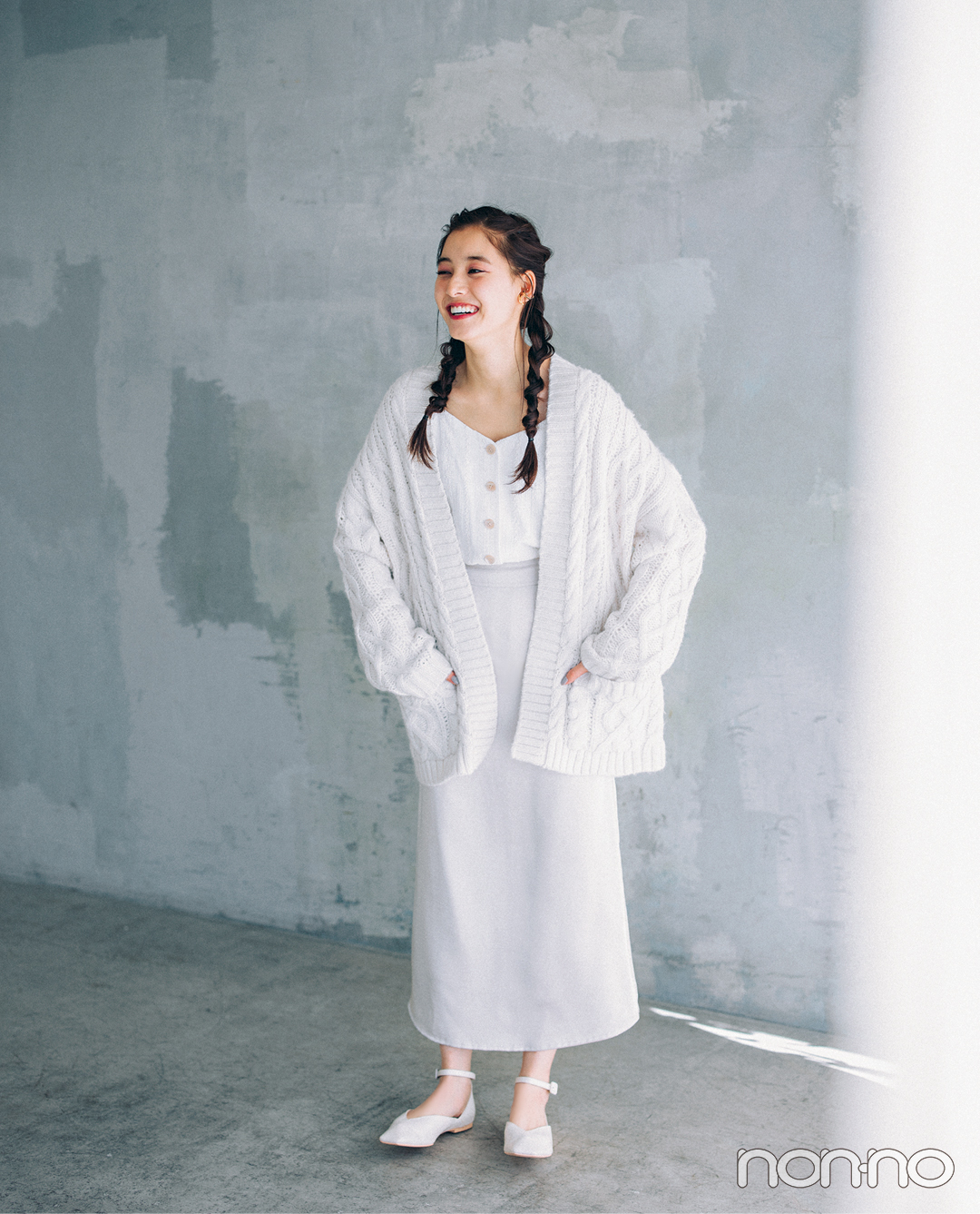 新木優子の「ほぼ白ワントーン」、冬の街に映える!【今日のコーデはブラウン以外】_1_3