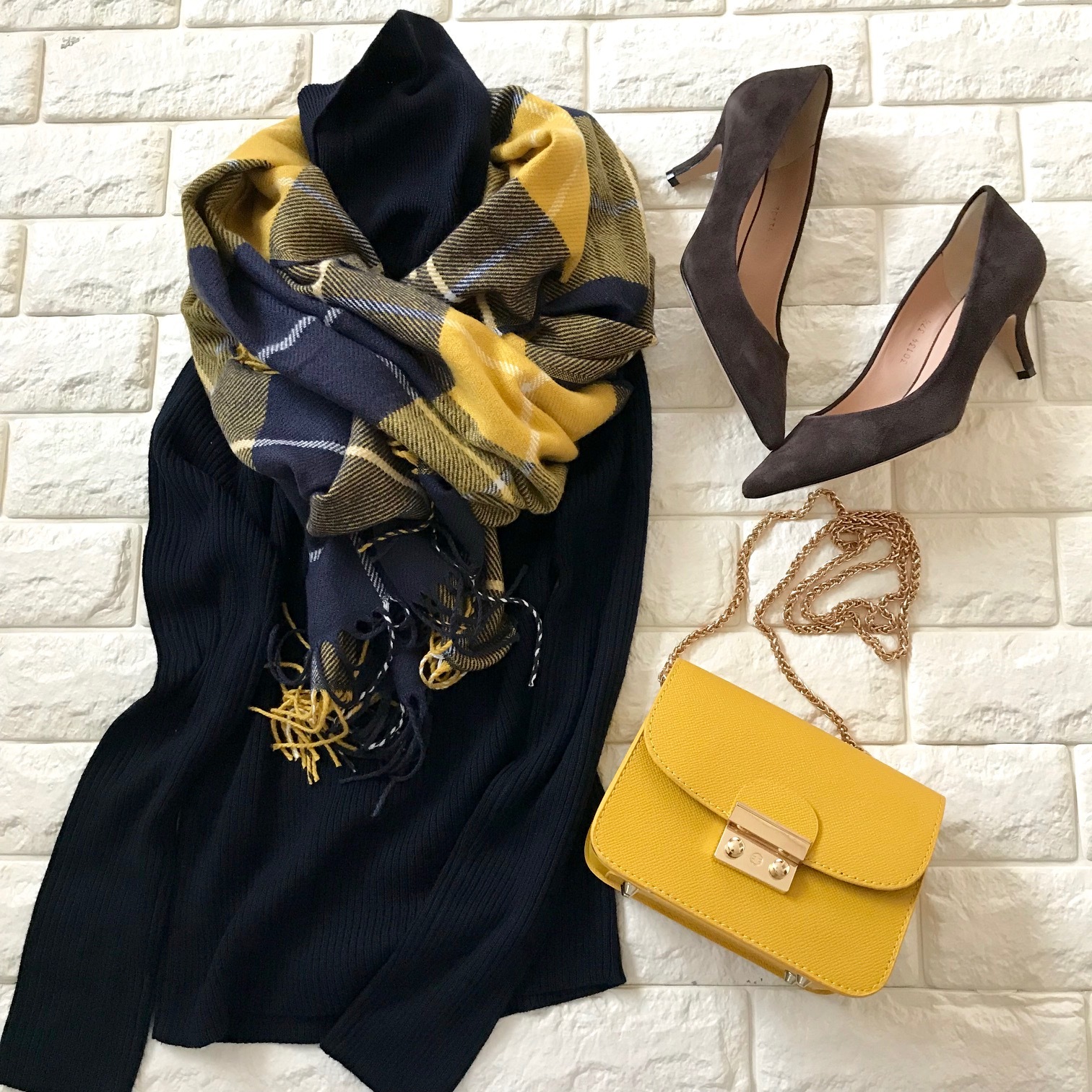 GUのストールと服を合わせた画像