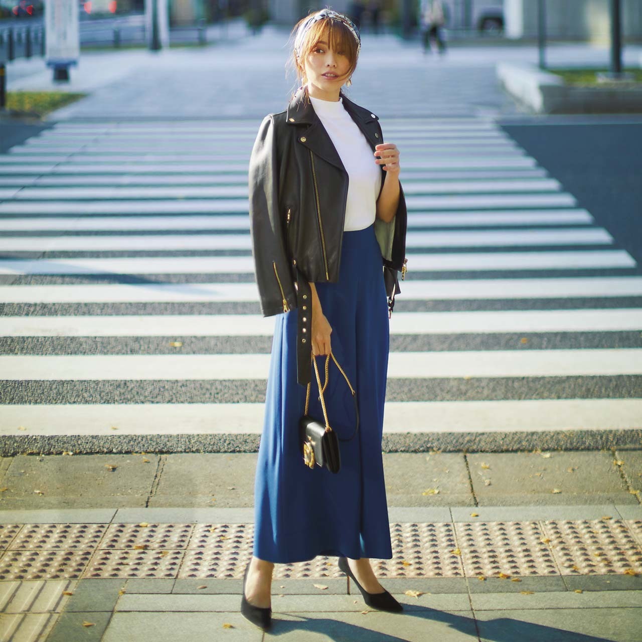 レザージャケット×ブルーのパンツコーデを着たモデルの蛯原友里さん