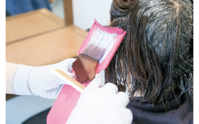 ケアブリーチ剤を使い髪表面にハイライトをオン