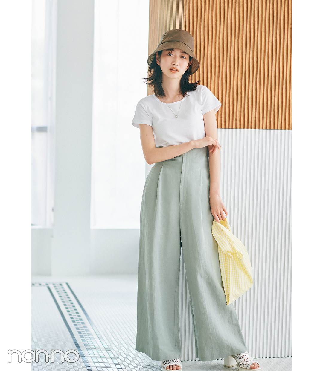 岡本夏美のコンパクトTシャツ×ハイウエストワイドパンツコーデ4