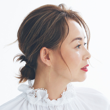 厚みのあるカットベースで 上品さと涼しげな印象を両立 Shihoのミディアムヘアスタイル Web Eclat 50代女性のためのファッション ビューティ ライフスタイル最新情報