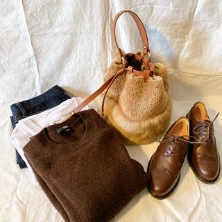 ユニクロニット、ニコ&のロングテール白T、
レッドカードデニムが制服(笑)