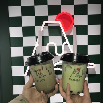 左(ほうじ茶黒ごまロイヤルミルクティー)
右(緑茶ロイヤルミルクティー)