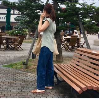 デニム合わせできれいめカジュアルに。
