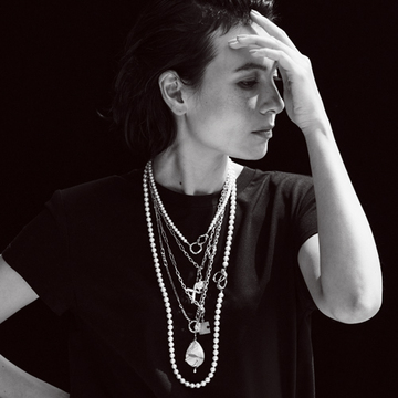 ミキモトの黒蝶真珠ネックレスでtシャツコーデに迫力を 存在感のあるネックレス Web Eclat 50代女性のためのファッション ビューティ ライフスタイル最新情報