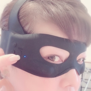 目の脇にコントロールボタンが